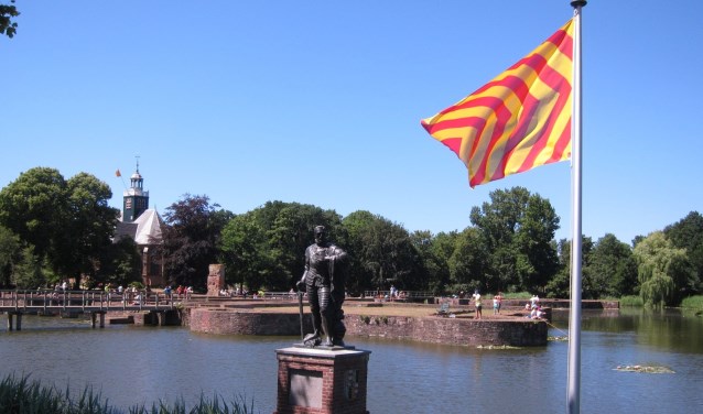 De slotfundamenten in Egmond aan den Hoef met het standbeeld van graaf Lamoraal.