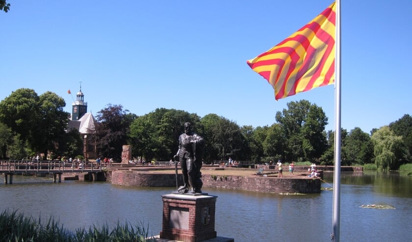 De slotfundamenten in Egmond aan den Hoef met het standbeeld van graaf Lamoraal.