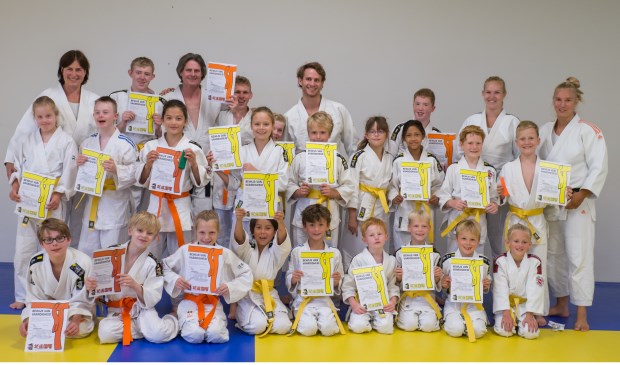 De eerste groep met de geslaagden voor de geel en oranje band.
