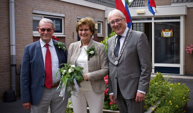 Bruidspaar Schouten-van den Bergh en burgemeester Hans Romeyn.