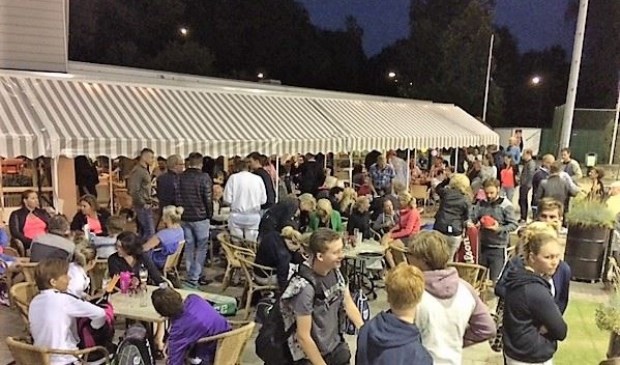 Het is gezellig druk op het terras van TC Heiloo United.