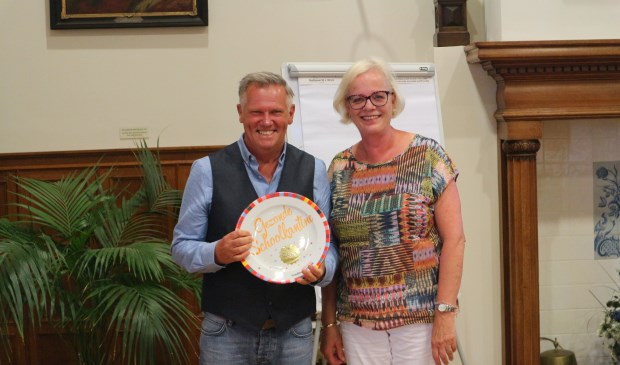 Aan wethouder Elly Beens de eer om de Gezonde Kantineschaal uit te reiken aan Dhr. D.W.A. Ramler, vestigingsdirecteur PCC Heiloo.