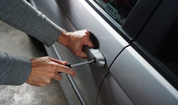 Professionele inbrekers hebben een auto zo open.