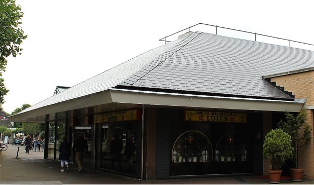 Chinees Indisch Specialiteiten restaurant Lotus, aan de buitenkant van winkelcentrum 't Loo.