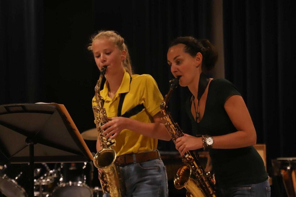 Sofie is tijdens het buitenconcert te horen in het opleidingsorkest. Op de foto staat ze samen met haar docente Kim Hoogvliet.