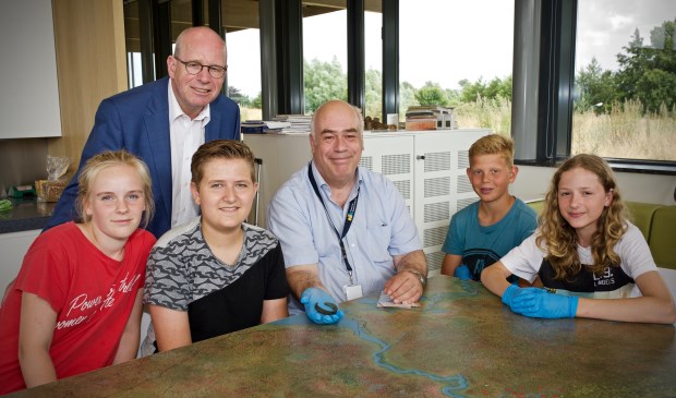 In het bijzijn van Lisa, Stan, Jaap en Tristan overhandigde wethouder Fred Dellemijn de Romeinse armband aan Martin Veen.