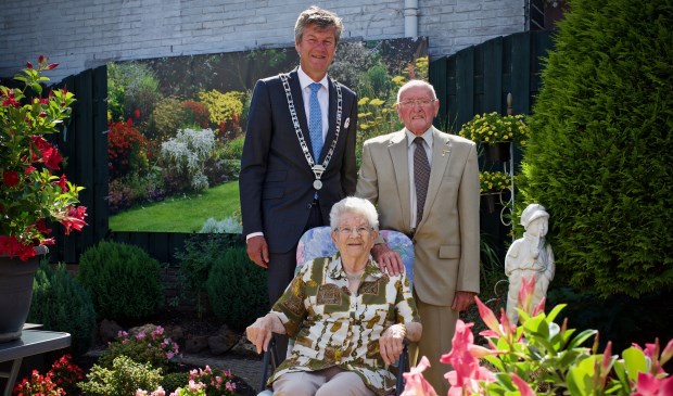 Burgemeester Toon Mans kwam het echtpaar Koot feliciteren met hun 65-jarig huwelijk.