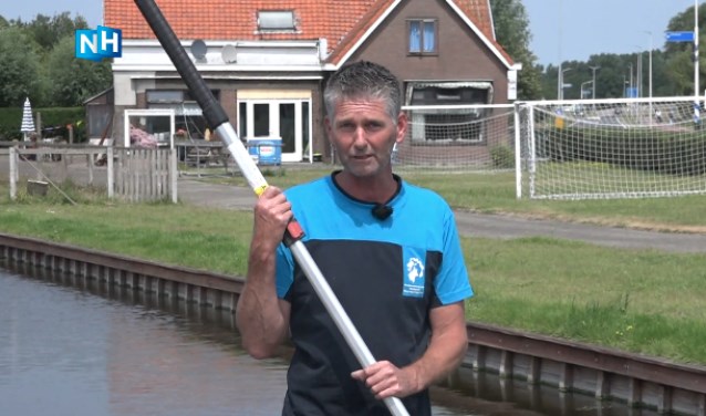 Hans Blankendaal van het Hoogheemraadschap bij het gemaal in Uitgeest.