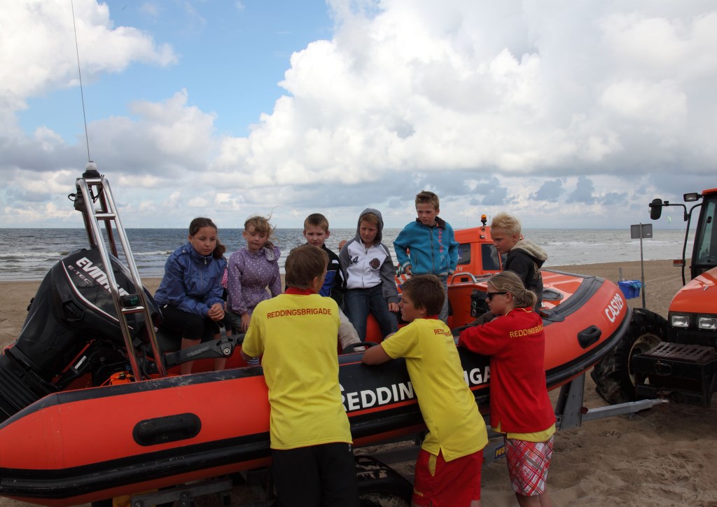 De boot uitproberen van de Reddingsbrigade is ook leuk op het droge…