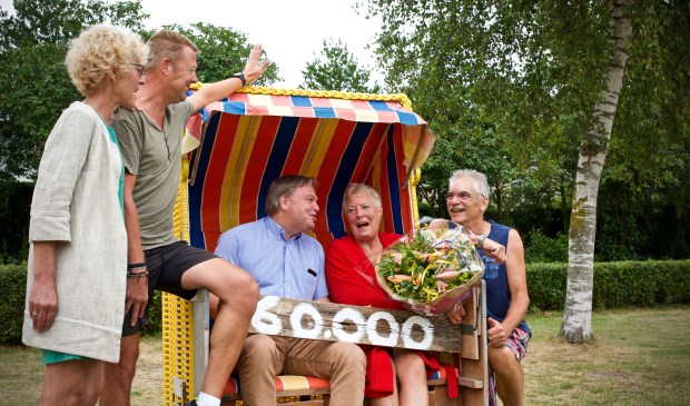 Trees Evertse te midden van Vera en Jan (Zwembad Het Baafje), wethouder Rob Opdam en haar man Jan Evertse.