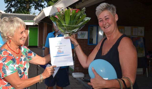 Een blij verraste mevrouw Trudij van Dijk