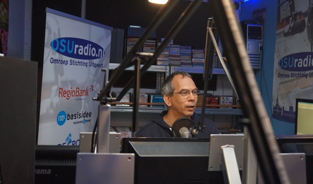 Richard Schmitt van OSUradio in de studio in Uitgeest