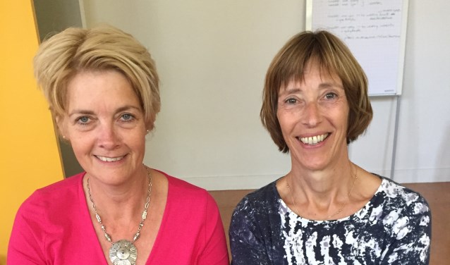 Jolanda van Velzen (l) en Rinske van der Eng (r) masseren op 6 en 7 oktober voor KWF.