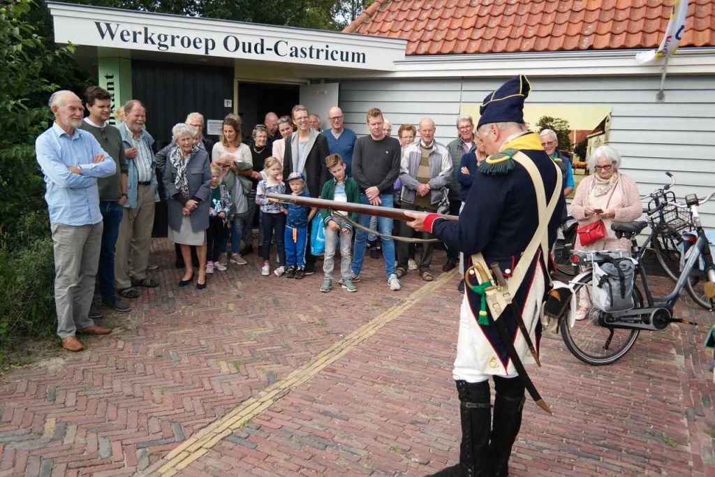 De Franse musketier Martin Blom, lid van de re-enactmentgroep, legt de werking van het musket uit.