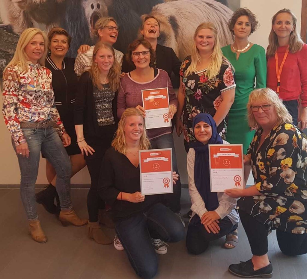 De teams van peuteropvang ’t Drempeltje (Castricum) en De Speelhut (Middenbeemster), samen met enkele leden van het managementteam van Forte Kinderopvang.