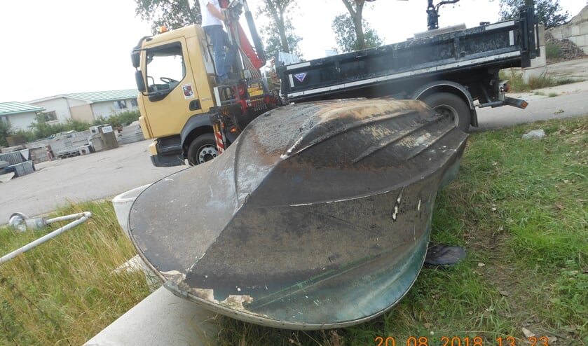 Het weesbootje op de gemeentewerf