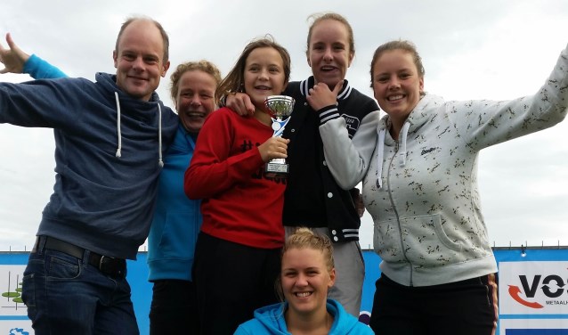 De stoere zwemmers v.l.n.r.: Gerben, Monique, Sanne, Hannah, Iris en op de voorgrond Esli.