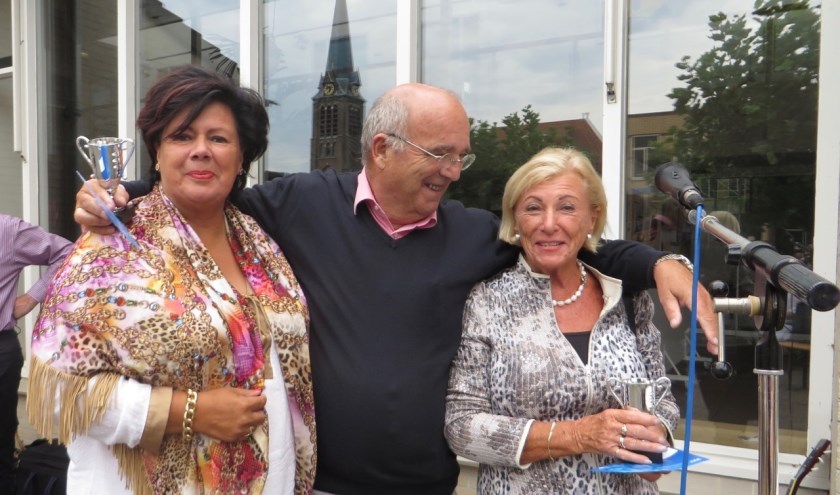 De prijsuitreiking van de kroegenbridgedrive in 2016 met burgemeester Wendy Verkleij