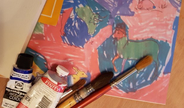 Met verf of inkt zijn de kinderen creatief bezig.