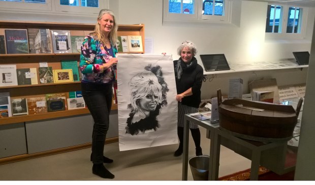 Josta de Graaf (r.) van de Historische Vereniging Heiloo overhandigt het kunstwerk aan kunstenares Jolanda Verduin.