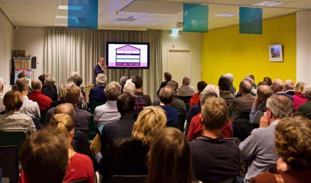 Diederik Samsom geeft uitleg over het model 'wijkgerichte aanpak'.