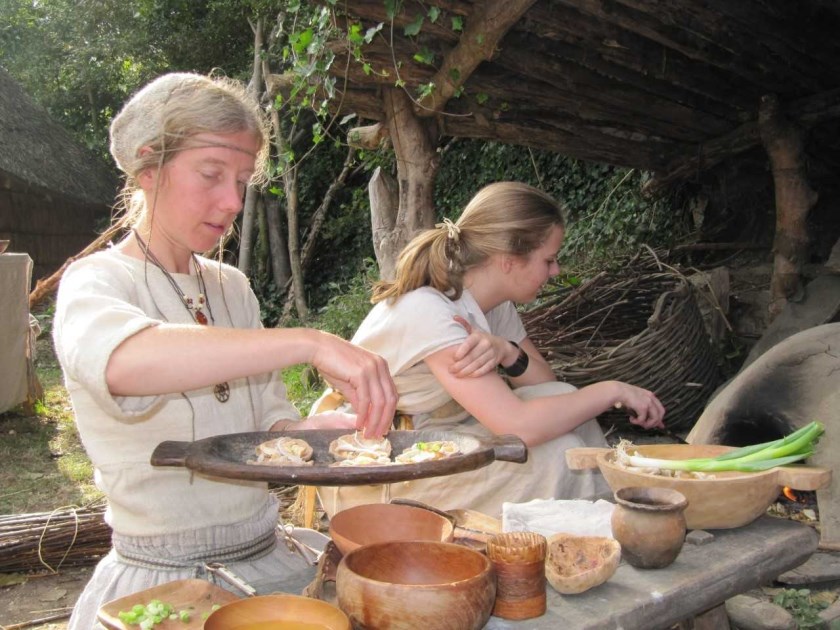 re-enactors in Bronstijdsetting