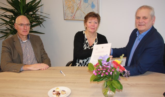 Van links naar rechts: Teije Hooghiemstra, bestuurslid Alzheimer Nederland afdeling Midden-Kennemerland, Marianne Hekman, voorzitter van dezelfde afdeling, en wethouder Cees Beentjes.