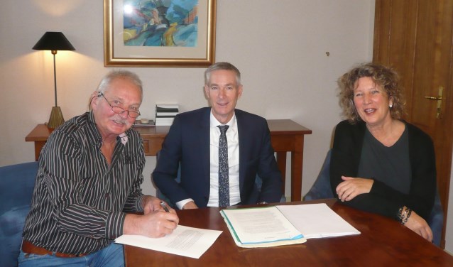 V.l.n.r. Frans Endel (voorzitter), mr. Jan Langedijk (notaris ) en Petra Haverman-Hoek (secretariaat). Thijs Noordman (penningmeester) ontbreekt op de foto.