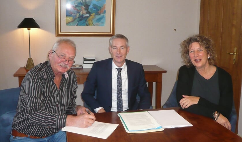 V.l.n.r. Frans Endel (voorzitter), mr. Jan Langedijk (notaris ) en Petra Haverman-Hoek (secretariaat). Thijs Noordman (penningmeester) ontbreekt op de foto.
