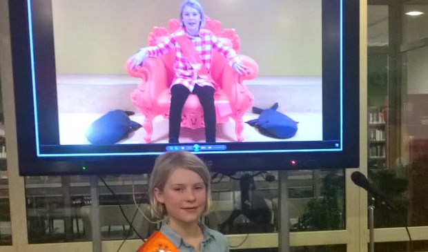 Kinderdirecteur Lotta Sengers, met de beelden van haar vlog op de achtergrond.