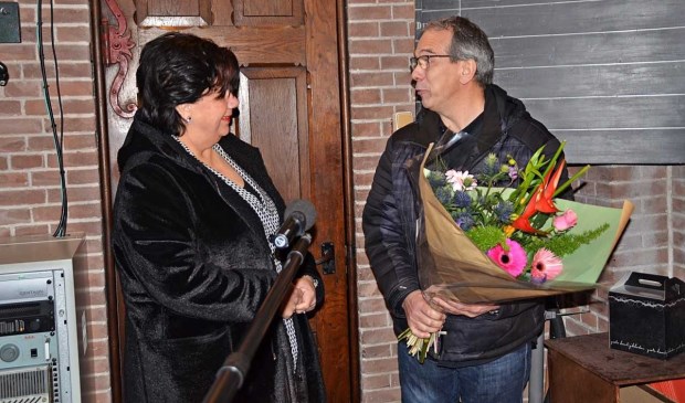 Burgemeester Wendy Verkleij feliciteert Richard van OSUradio