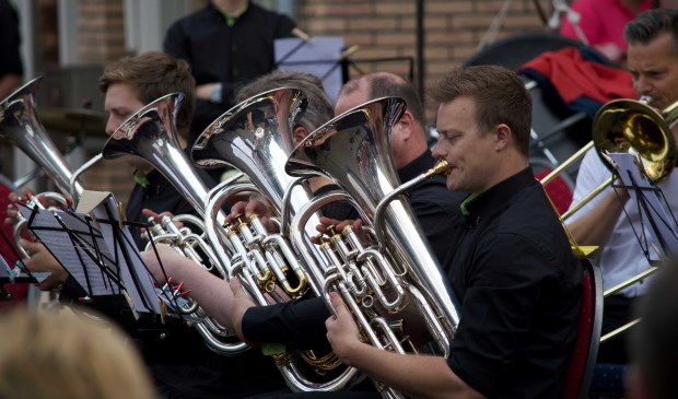 muzikanten van Backum Brass in actie op het laatste zomerconcert van muziekvereniging Emergo