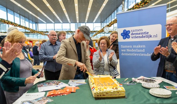 Met het aansnijden van een taart waarop de dementievriendelijke organisaties in Noord-Holland Noord zichtbaar waren, geeft wethouder Van der Veek uit Schagen het startschot voor de campagne.