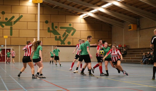 een stevig gehinderde Romy Erkelens in actie