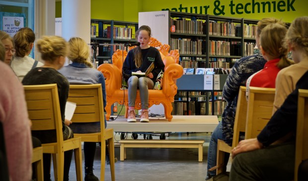 Winnares Fay Lock leest voor uit Dirkje Bakkes, brandnetelspecialist.