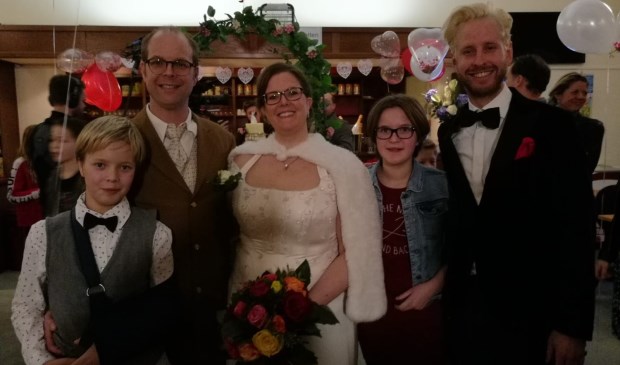 Jochem, Rudolf, Liesbeth, Sanne en Daan Boom, presentator van het televisieprogramma 'Betreden op eigen risico'.
