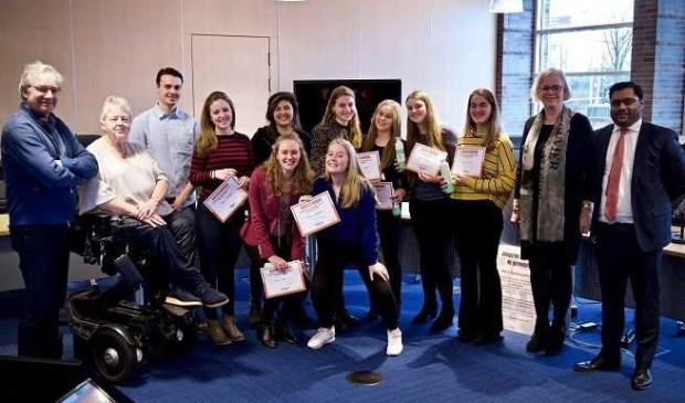 De deelnemende studenten met hun certificaat
