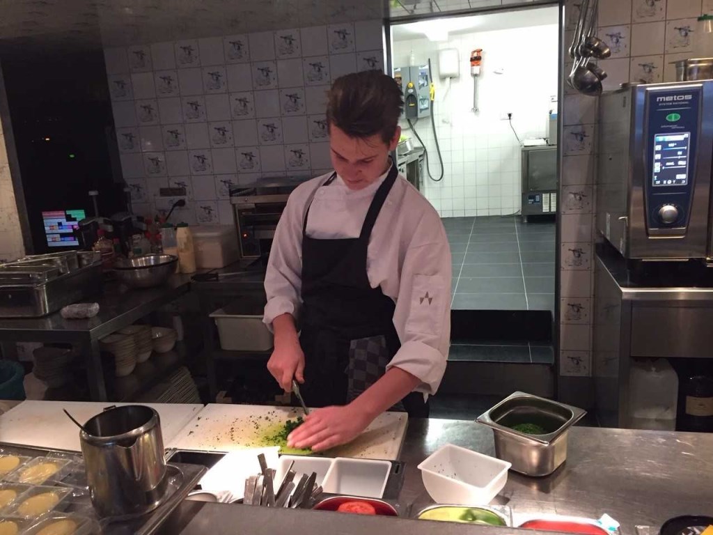 leerling Joey Lutte aan het werk in restaurant de Kroon op het Rembrandplein in Amsterdam. Joey wil kok worden.