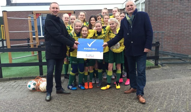 V.l.n.r.: jeugdvoorzitter Patrick Putter, meisjesteam Mo15-2 en wethouder Cees Beentjes.