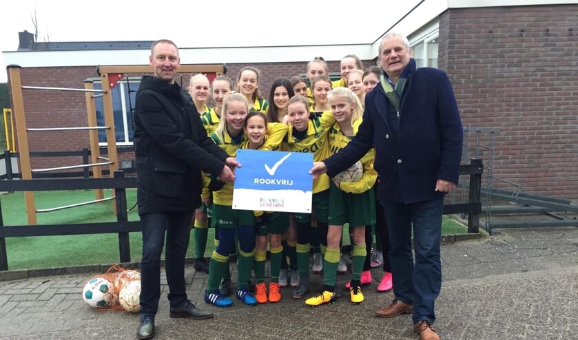 V.l.n.r.: jeugdvoorzitter Patrick Putter, meisjesteam Mo15-2 en wethouder Cees Beentjes.