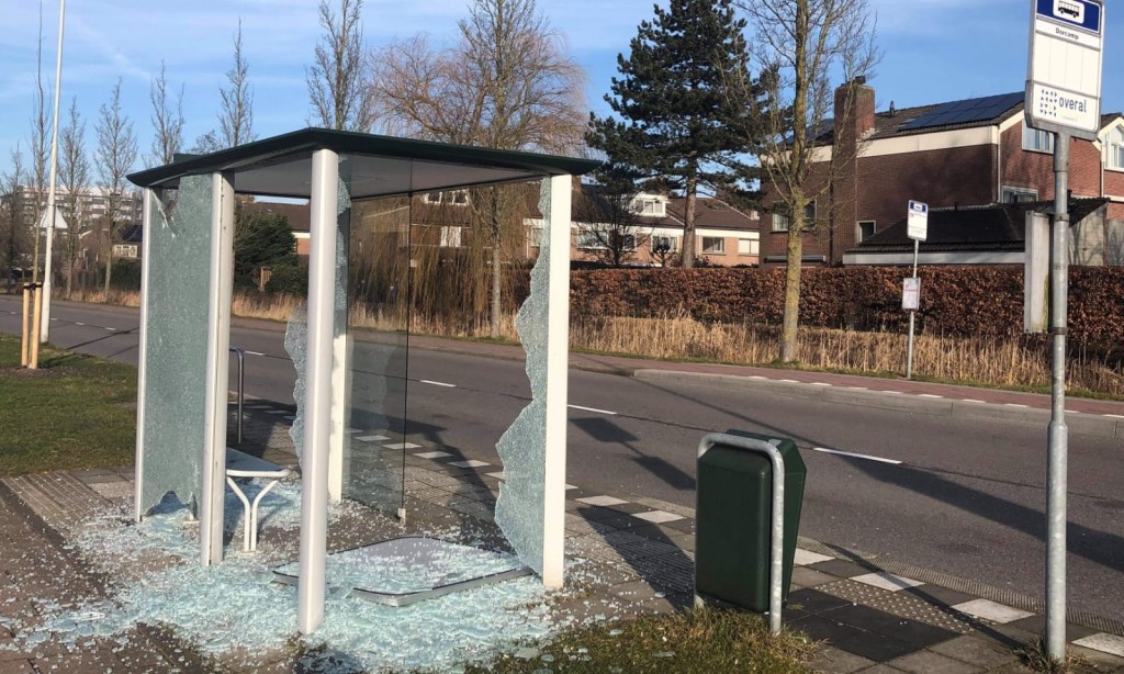 Het bushokje van halte Dorcamp werd gesloopt.