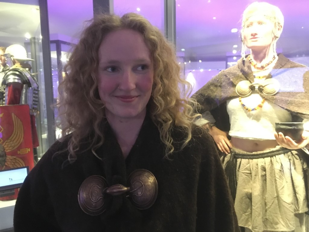 Winnares Minke voor de mensfiguur Julia in het Huis van Hilde
