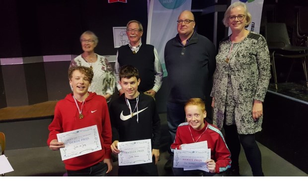 Bij de volwassenen v.l.n.r.: Francien Rotteveel (2e prijs), Ton Steenaert (gedeelde 3e prijs), Jeroen Aarten (1e prijs), Elly Beens (gedeelde 3e prijs). Winnaars PCC-leerlingen v.l.n.r.: Jelle de Jong (3e prijs), Jelle Venema (2e prijs), Zen Versteijne (1e prijs).
