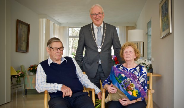 Burgemeester Hans Romeyn met het briljanten bruidspaar Van der Borden-Brouwer.