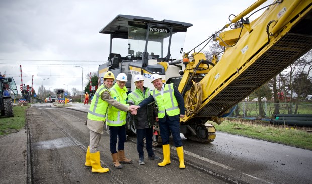 De handen worden ineen geslagen bij de officiële start van de werkzaamheden.
Vlnr. Kees Rutten, Willem van der Linde, Remco Hoeboer, Rob Opdam.