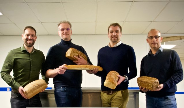 Daniël Goemans, Marc Kraakman, Dennis Goemans en Frank Goemans. Dennis neemt het stokbroodje over van Marc Kraakman.