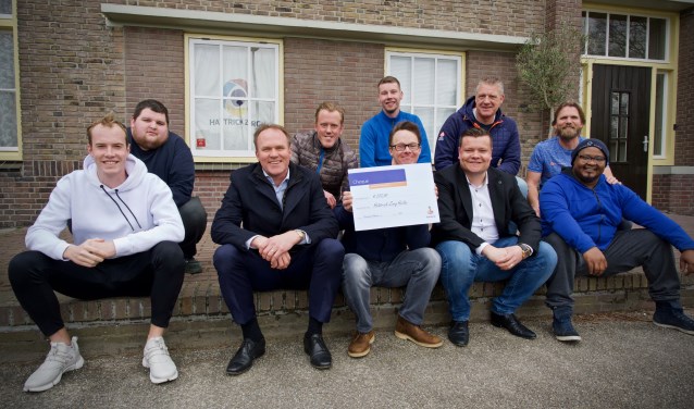 Achter van links naar rechts: Kevin, Nick, Kevin, Jaap en Patrick.
Voor van links naar rechts: Dennis, Theo Groot (Rabobank), Jop, Wouter Bakker (Rabobank), Helder
