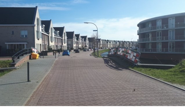 De brug is al tijden kapot en afgezet met hekken.
