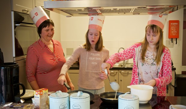 Pannenkoeken bakken bij Magenta Zorg. Vlnr. Ingrid (moeder Joëlle), Elin en Joëlle.