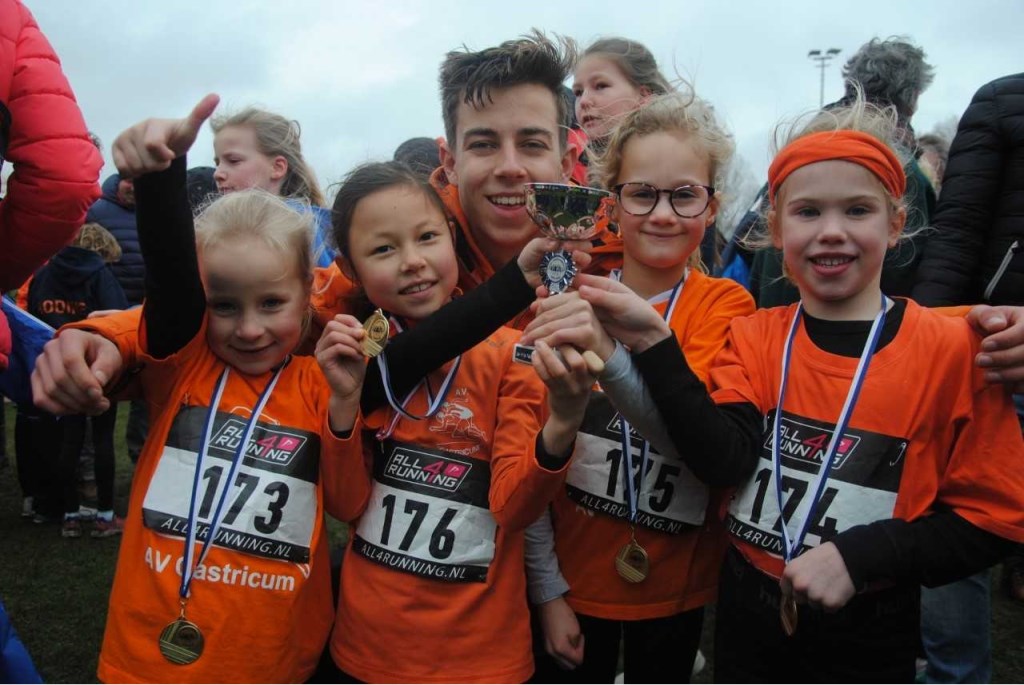 ploeg meisjes mini pupillen met Nienke Engel, Julie Popot, Fay Bergfeld en Fae Tuijn met pupillentrainer Kasper Vrolijk